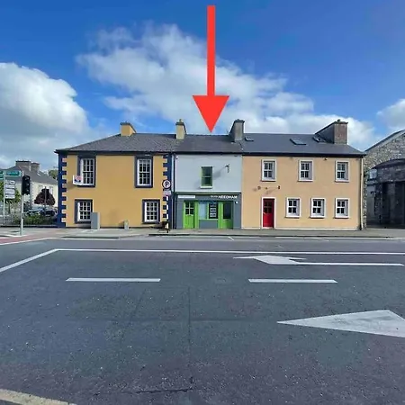 Town Centre Three Bedroom شقة