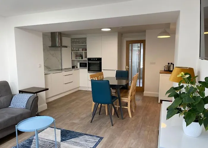 Town Centre Three Bedroom شقة