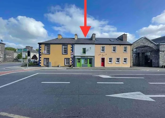 Town Centre Three Bedroom شقة